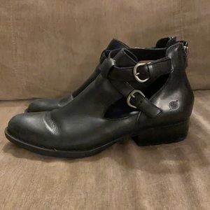 Born Women’s Black Bootie. Sz. 11
